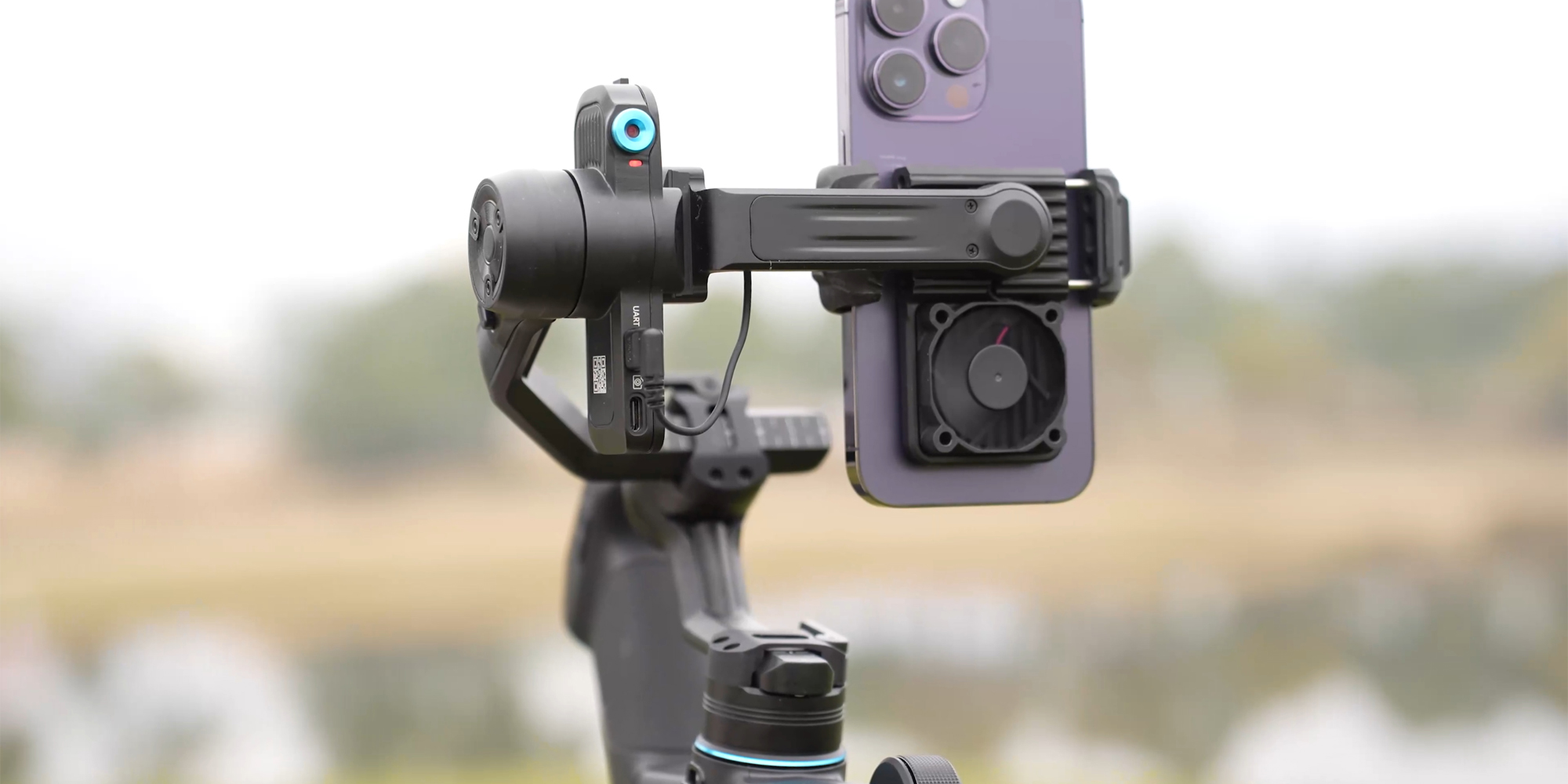 Gimbal ręczny FeiyuTech Scorp mini 3 Pro z zainstalowanym smartfonem z uchwytem chłodzącym